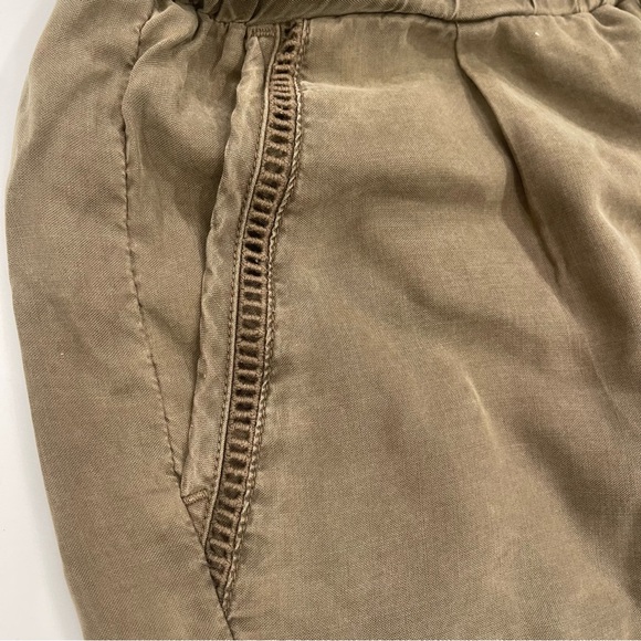 Cloth & Stone Women's Olive Cargo Shorts - Picture 3 of 14